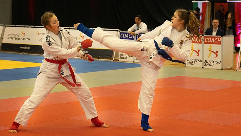 Julia Köhler (rechts) vom SV Oberdürrbach ist deutsche Meisterin im Ju-Jutsu in der Disziplin Fighting.