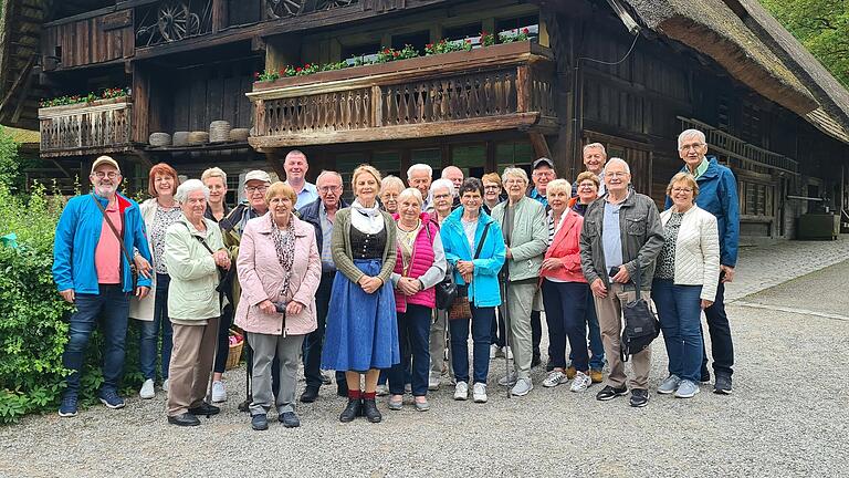 Die Reisegruppe mit (von links) Olaf Sippach, Ulla Sippach, Maria Goldbach, Sabrina Sum-Dietz, Helmut Will, Sigrid Will, Bernd Rosmanith, Wolfgang Abschütz, Brigitte Sum-Hermann, Gisela Abschütz, Evi Vey, Walter Vey, Irmgard Kaiser, Robert Müller, Christa Gensler, Marion Müller, Ulla Hahn, Ulrich Waldsachs, Monika Burger, Maritta Waldsachs, Bernhard Müller, Ingo Hahn, Elisabeth Müller, Alois Gensler.