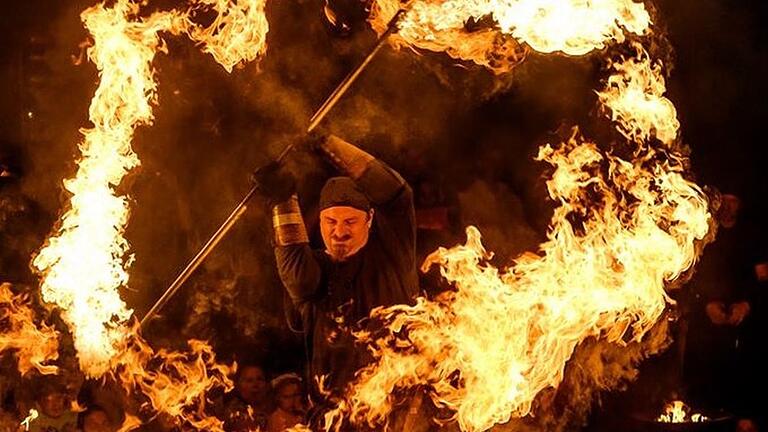Feuerkünstler treten beim weihnachtlichen Mittelaltermarkt in Wertheim auf.