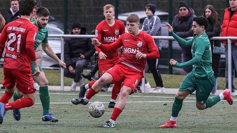 Timm Koch (Zweiter von rechts) durfte als einziger Spieler des TSV Aubstadt beim Testspiel in Abtswind (rechts Antonius Cosar) über 90 Minuten ran. Timm Koch (Zweiter von rechts) durfte als einziger Spieler des TSV Aubstadt beim Testspiel in Abtswind (rechts Antonius Cosar) über 90 Minuten ran.