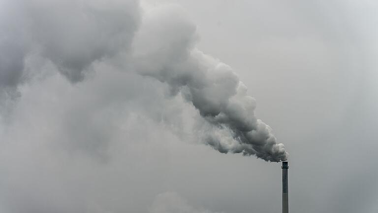 Rauchender Schornstein - Rauch steigt aus dem Schornstein einer Fabrik. Das Wirtschaftswachstum in Deutschland wird nach Einschätzung vieler Fachleute auch in den kommenden Jahren nahezu stagnieren. (Symbolbild) Rauchender Schornstein - Rauch steigt aus dem Schornstein einer Fabrik. Das Wirtschaftswachstum in Deutschland wird nach Einschätzung vieler Fachleute auch in den kommenden Jahren nahezu stagnieren. (Symbolbild)