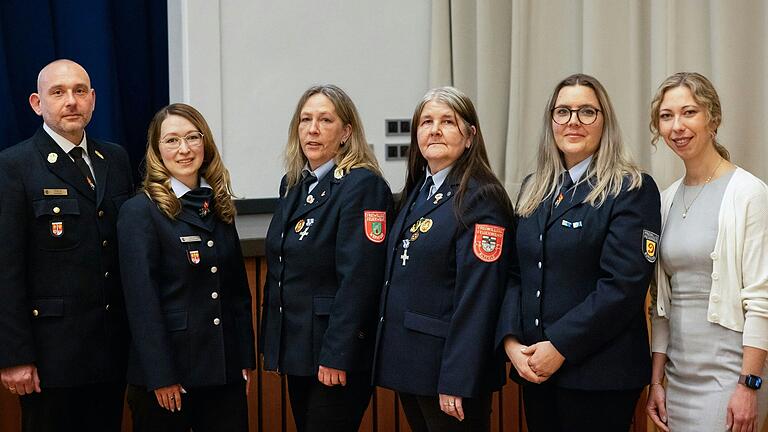 Die Geehrten (von links): Kreisbrandrat Florian List, Kreisjugendfeuerwehrwartin Maria Son, Michaela Furth, Sylvia Väthröder, Katja Street und Jaqueline Ratka.