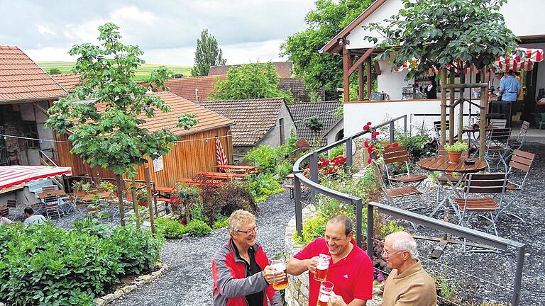 Kein Biergarten? Angeblich werden im Garten der Brauerei Martin die Kriterien der &bdquo;Bayerischen Biergartenverordnung&ldquo; nicht erfüllt. Schön ist's trotzdem.