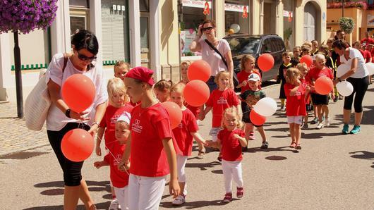 Die Kinder und Jugendlichen der SG Eltmann führten  den Festzug mit Luftballons an.