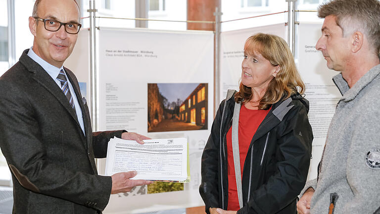 1400 Unterschriften für einen Rodungsstopp in Thüngersheim haben Martina Alsheimer und Steffen Jodl (rechts) von der Kreisgruppe Würzburg im Bund Naturschutz an Regierungsvizepräsidenten Jochen Lange übergeben.&nbsp;