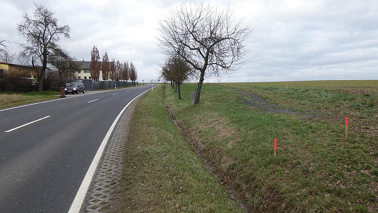 Der Landkreis will einen Fahrradweg vom Kreisel am Distelfeld bis zum Kreisbauhof bauen. Eine mögliche Trasse ist auf der östlichen Fahrbahnseite der Kreisstraße bereits abgesteckt.