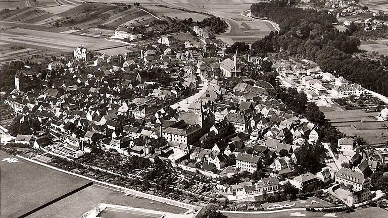 Diese Luftbildaufnahme von Neustadt entstand Ende der 1930er Jahre. Außerhalb der Stadtmauer ist das Krankenhaus und die Lungenheilstätte zu sehen. Interessant: die Bleichwäsche auf den Saalewiesen (unten rechts).