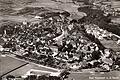 Diese Luftbildaufnahme von Neustadt entstand Ende der 1930er Jahre. Außerhalb der Stadtmauer ist das Krankenhaus und die Lungenheilstätte zu sehen. Interessant: die Bleichwäsche auf den Saalewiesen (unten rechts).