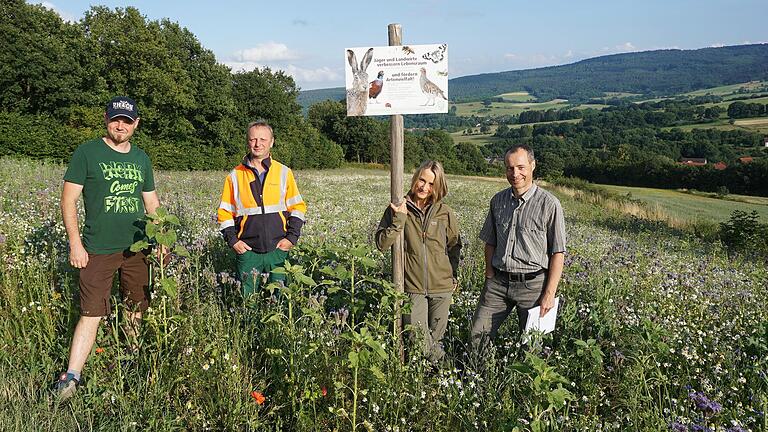 Gemeinsam werten Landwirte und Jäger die Lebensräume der Kulturlandschaft durch lebensraumverbessernde Maßnahmen ökologisch auf. Dies sorgt für bessere Lebensbedingungen für Tiere und Pflanzen, schafft eine strukturreiche Kulturlandschaft und fördert auf vielfältige Weise die  Artenvielfalt. Das Bild zeigt von links: Thomas Enders, Stefan Enders, Barbara und Klaus Abert.