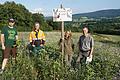 Gemeinsam werten Landwirte und Jäger die Lebensräume der Kulturlandschaft durch lebensraumverbessernde Maßnahmen ökologisch auf. Dies sorgt für bessere Lebensbedingungen für Tiere und Pflanzen, schafft eine strukturreiche Kulturlandschaft und fördert auf vielfältige Weise die  Artenvielfalt. Das Bild zeigt von links: Thomas Enders, Stefan Enders, Barbara und Klaus Abert.