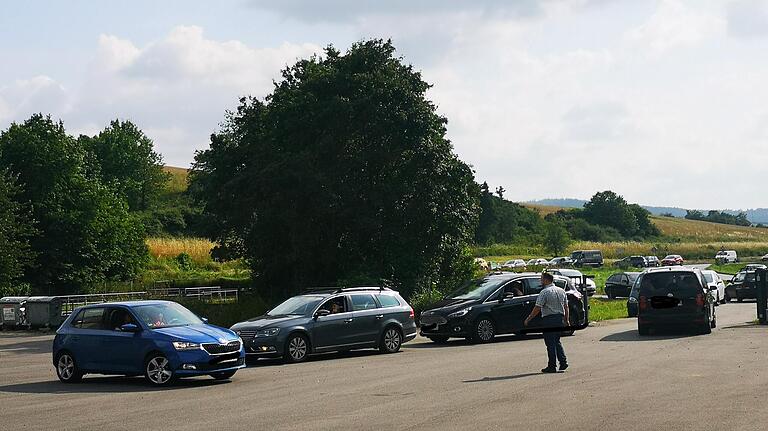 Die Fahrzeug-Schlange am Ostheimer Bauhof wollte am Samstagnachmittag kein Ende nehmen. Viele Rhön-Grabfelder lieferten Hilfsgüter für den Transport in die Überschwemmungsgebiete in Nordrhein-Westfalen ab. Die Fahrzeug-Schlange am Ostheimer Bauhof wollte am Samstagnachmittag kein Ende nehmen. Viele Rhön-Grabfelder lieferten Hilfsgüter für den Transport in die Überschwemmungsgebiete in Nordrhein-Westfalen ab. 
