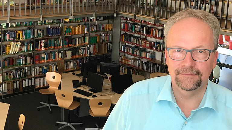 Gerald Mackenrodt, Schulleiter des Johann-Schöner-Gymnasiums in Karlstadt, in der Schulmediathek.
