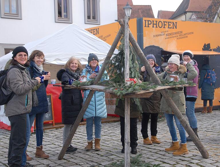 Glühwein oder Feuerzangenbowle, beide gehörten auch bei diesen Damen dazu auf dem Weihnachtsmarkt.