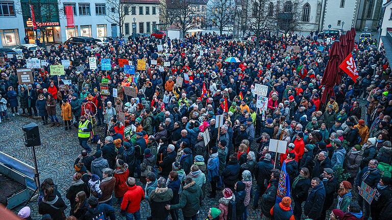 Laut Schätzung der Polizeiinspektion Haßfurt versammelten sich in der Spitze rund 2000 Personen auf dem Haßfurter Marktplatz.