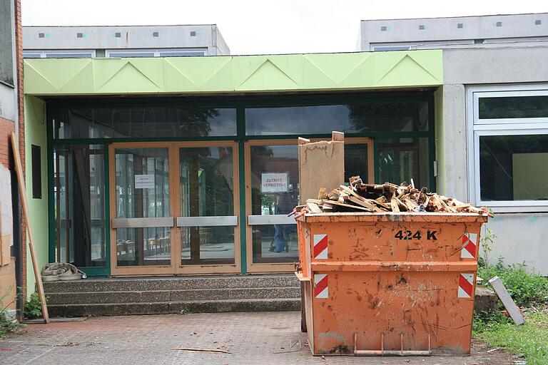 Am Abriss der früheren Hauptschule in Unterspiesheim führt aus Sicht des Bürgermeisters kein Weg vorbei. Das marode Gebäude wäre wirtschaftlich nicht zu sanieren.