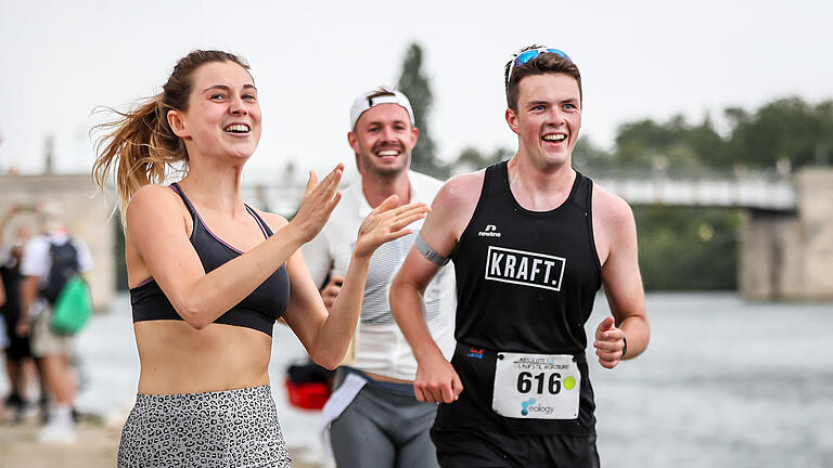Schwimmen, Rad fahren, laufen: Quer durch die Stadt und das Kitzinger Land führte mit rund 700 Teilnehmern am Samstag 03.08.24  der beliebte Mainfrankentriathlon.