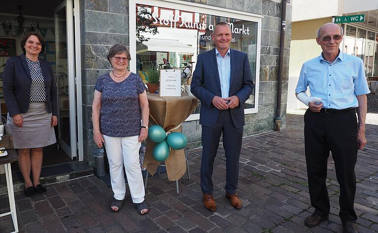 Inge Albert vom Stadtmarketing Marktheidenfeld, Ladeninhaberin Helga Altdorf, Bürgermeister Thomas Stamm und Rainer Altdorf, Ehemann der Inhaberin, (von links) bei der offiziellen Eröffnung.