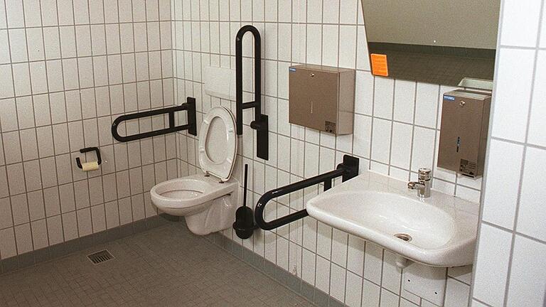 Mehr Schatten als Licht gibt es in Schweinfurt beim Thema 'mobile Behindertentoilette'. Der Seniorenbeirat fordert seit längerem eine Behindertentoilette für die Kernstadt im Bereich des Marktplatzes.