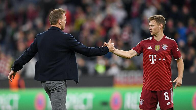 &nbsp;Joshua Kimmich (rechts) ist Leistungsträger und Führungsspieler des FC Bayern München. Wenn er sich nicht gerade in Quarantäne befindet, steht er im Zentrum des Teams von Trainer Julian Nagelsmann (linkst). Nun aber hat er sich aus der Solidargemeinschaft, die eine Mannschaft auch immer ist, verabschiedet - mit noch unbekannten Folgen