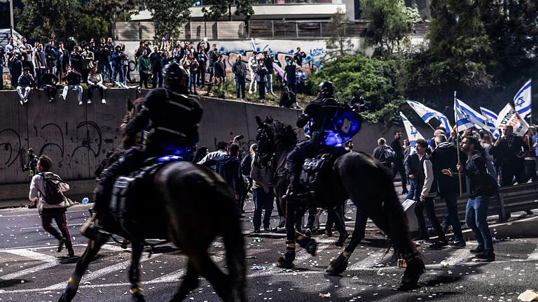 Reiterstaffel.jpeg       -  Berittene israelische Polizei treibt regierungskritische Demonstranten in Tel Aviv  auseinander.