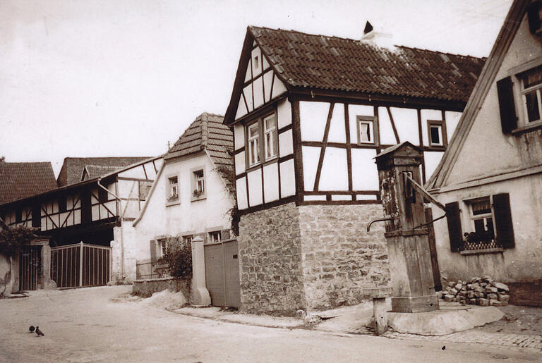 Mit seinem Foto aus den 60er Jahren zeigte Anwohner Gerd Müller, wie dieser Teil der Hadergasse mit dem alten Brunnen ausgesehen hat. Im Hintergrund die beiden Bauernhöfe seiner Nachbarn. Mit seinem Foto aus den 60er Jahren zeigte Anwohner Gerd Müller, wie dieser Teil der Hadergasse mit dem alten Brunnen ausgesehen hat. Im Hintergrund die beiden Bauernhöfe seiner Nachbarn.