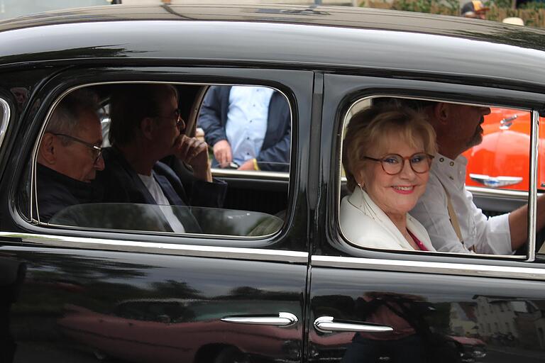 Auf dem Weg zur Autogrammstunde: Im Anschluss an ihr zweistündiges Konzert wurden Peggy March, Graham Bonney und Michael Holm stilecht im Oldtimer zur Tankstelle gefahren. Dort gaben sie Autogramme. Auf dem Weg zur Autogrammstunde: Im Anschluss an ihr zweistündiges Konzert wurden Peggy March, Graham Bonney und Michael Holm stilecht im Oldtimer zur Tankstelle gefahren. Dort gaben sie Autogramme.