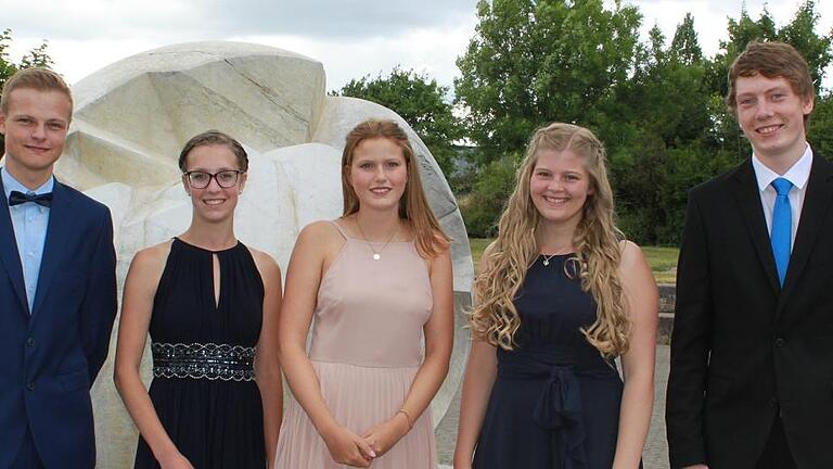 Felix Buld, Anna Lentz, Johanna Rippstein, Larissa Karg und Sebastian Diem (von links) erhielten den Preis des Elternbeirats für die beste Gesamtleistung. Felix Buld, Anna Lentz, Johanna Rippstein, Larissa Karg und Sebastian Diem (von links) erhielten den Preis des Elternbeirats für die beste Gesamtleistung.