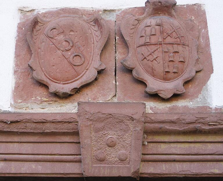 Wappen früherer Bewohner über dem Hauseingang: oben links Echter, daneben Pappenheim, unten Sickingen Wappen früherer Bewohner über dem Hauseingang: oben links Echter, daneben Pappenheim, unten Sickingen
