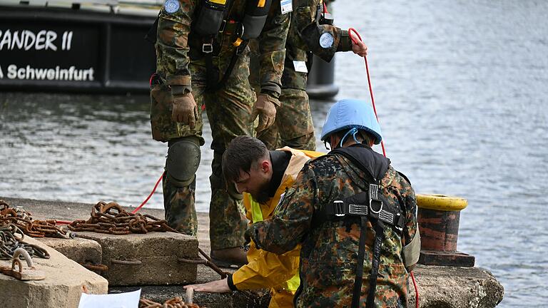 Der Mitarbeiter  einer Hilfsorganisation ist als Teil der Übung&nbsp; ins Wasser gestürzt. Die Blauhelmsoldaten mussten ihn retten und versorgen.