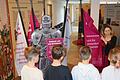 Rathausmitarbeiterin und 'Burgfräulein' Stefanie Büttner erläutert in der Ausstellung 'Rund um die Burg' im Wernecker Rathaus einige Sprüche aus der Ritterzeit.