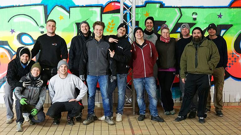 Viele Mitglieder der Gruppe Mystery Forest sind schon zu den Vorbereitungen und Aufbauarbeiten ins frühere Butterwerk gekommen. Insgesamt zählt die Gruppe rund 40 Mitglieder. Viele Mitglieder der Gruppe Mystery Forest sind schon zu den Vorbereitungen und Aufbauarbeiten ins frühere Butterwerk gekommen. Insgesamt zählt die Gruppe rund 40 Mitglieder.