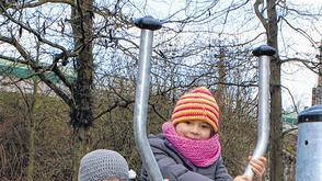 Das geht auch zu zweit: Madeleine und Lina sind vom Stepper ganz angetan. Das geht auch zu zweit: Madeleine und Lina sind vom Stepper ganz angetan.