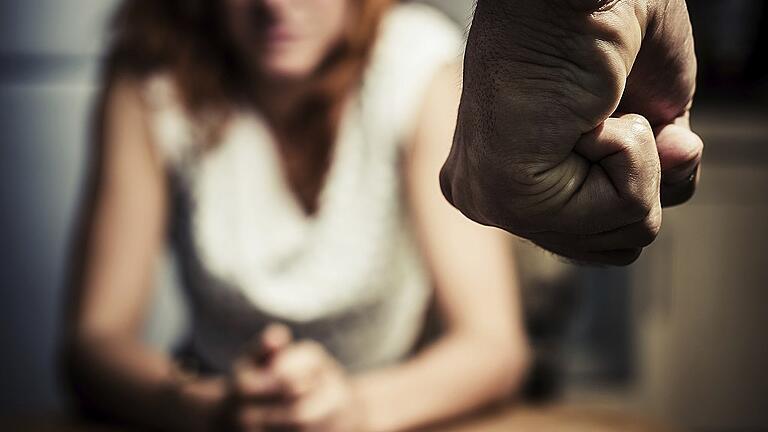 180135142 - Männer, die ihrer Partnerin gegenüber gewalttätig werden, stammen aus allen Schichten. Mit einem Anti-Gewalt-Training will der Verein „Männer contra Gewalt” den Tätern helfen, anders mit Stresssituationen umzugehen, sich selbst zu kontrollieren. 180135142 - Männer, die ihrer Partnerin gegenüber gewalttätig werden, stammen aus allen Schichten. Mit einem Anti-Gewalt-Training will der Verein „Männer contra Gewalt” den Tätern helfen, anders mit Stresssituationen umzugehen, sich selbst zu kontrollieren.