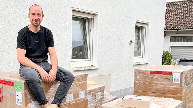 Stefan Niedermeier sitzt auf einem Haufen Paketen. - Stefan Niedermeier sitzt auf einem Haufen Paketen. Stefan Niedermeier sitzt auf einem Haufen Paketen. - Stefan Niedermeier sitzt auf einem Haufen Paketen.
