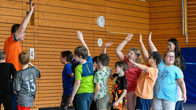 Die Bentheim Ballers: Lehrer Klaus Ott (links) und seine Schützlinge (hinten rechts eine Praktikantin der Schule)