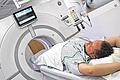 Revolution in der Diagnostik: Für den neuen Computer-Tomographen mit dem Namen &bdquo;Revolution&ldquo; der Firma General Electric Healthcare hat die Rhön-Klinikum AG 1,9 Millionen Euro investiert. Er verbessert die Diagnosemöglichkeiten in der Herz- und Gefäßklinik deutlich.