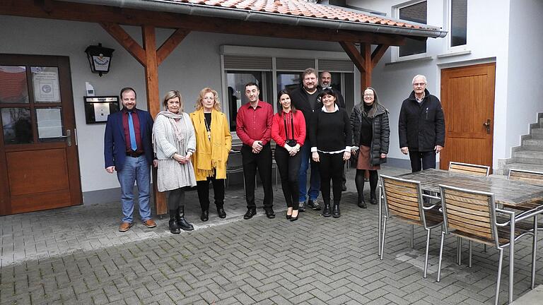 Eine stattliche Anzahl von Gästen war in das Ostheimer 'Tanzbergstüberl' gekommen, um der Neueröffnung beizuwohnen. Im Bild von links: Steffen Malzer (1. Bürgermeister), stellvertretende Landrätin Eva Böhm, Sigrid Peter-Leipold, Tim und Gona (Wirte-Ehepaar), Stephan und Claudia Kowalsky, Michael Schulz, Susanne Orf (Tourist-Info) sowie Jochen Leyh (Stadtmarketing). Eine stattliche Anzahl von Gästen war in das Ostheimer 'Tanzbergstüberl' gekommen, um der Neueröffnung beizuwohnen. Im Bild von links: Steffen Malzer (1. Bürgermeister), stellvertretende Landrätin Eva Böhm, Sigrid Peter-Leipold, Tim und Gona (Wirte-Ehepaar), Stephan und Claudia Kowalsky, Michael Schulz, Susanne Orf (Tourist-Info) sowie Jochen Leyh (Stadtmarketing).