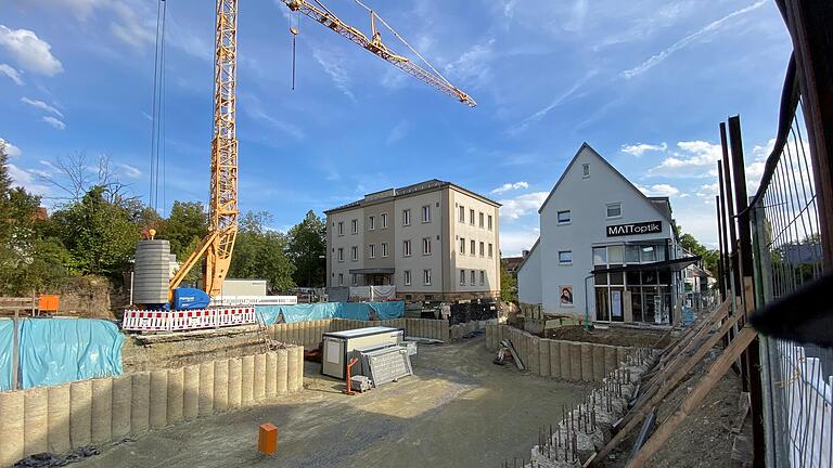 Die Baugrube für die private Tiefgarage der Krapf GmbH in der Gerolzhöfer Breslauer Straße: Die Stadt verlangt von der Bauherrin, sich vom öffentlichen Grund (rechts) zurückzuziehen und dort den Gehsteig in seiner alten Form wieder herzustellen. Auch der abgebaggerte Pausenhof der Grabenschule (hinten links) soll aufgefüllt werden. Die Baugrube für die private Tiefgarage der Krapf GmbH in der Gerolzhöfer Breslauer Straße: Die Stadt verlangt von der Bauherrin, sich vom öffentlichen Grund (rechts) zurückzuziehen und dort den Gehsteig in seiner alten Form wieder herzustellen. Auch der abgebaggerte Pausenhof der Grabenschule (hinten links) soll aufgefüllt werden.
