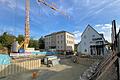 Die Baugrube für die private Tiefgarage der Krapf GmbH in der Gerolzhöfer Breslauer Straße: Die Stadt verlangt von der Bauherrin, sich vom öffentlichen Grund (rechts) zurückzuziehen und dort den Gehsteig in seiner alten Form wieder herzustellen. Auch der abgebaggerte Pausenhof der Grabenschule (hinten links) soll aufgefüllt werden.