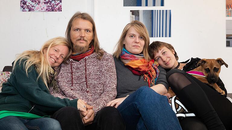 Käthe, Dietmar, Melanie, Muffin und Hund Luba (von links) bei der Abschiedsparty am vergangenen Wochenende  im 'Freiraum'. Sie müssen den jetzigen Standort, die Maiergasse 2, verlassen.