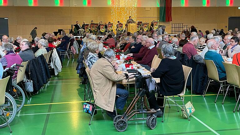 Eine gut besuchte Steigerwaldhalle am zweiten Adventssonntag in Wiesentheid. Bürgermeister Klaus Köhler begrüßte die Senioren der Gemeinde und stimmte auf den Nachmittag ein.