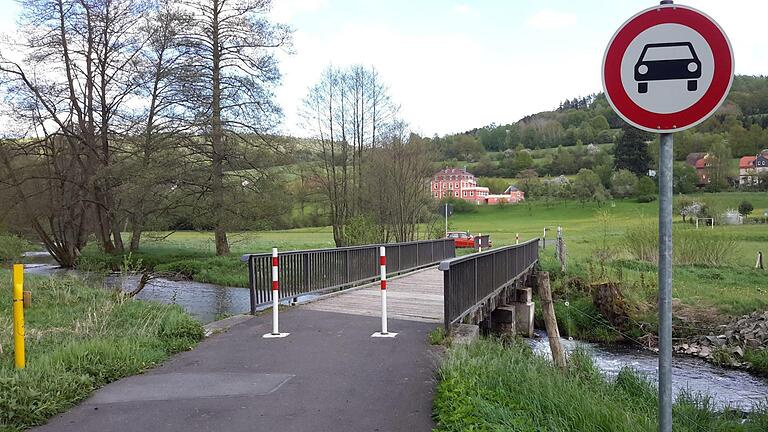 Die Sinnbrücke bei Wernarz muss erneuert werden. Falls es die entsprechende Förderung gibt, soll der Übergang für eine Gesamtlast von 60 Tonnen ausgelegt werden. Darüber ist sich die Mehrheit im Stadtrat einig. Foto: Rolf Pralle - Die Sinnbrücke bei Wernarz muss erneuert werden. Falls es die entsprechende Förderung gibt, soll der Übergang für eine Gesamtlast von 60 Tonnen ausgelegt werden. Darüber ist sich die Mehrheit im Stadtrat einig. Foto: Rolf Pralle Die Sinnbrücke bei Wernarz muss erneuert werden. Falls es die entsprechende Förderung gibt, soll der Übergang für eine Gesamtlast von 60 Tonnen ausgelegt werden. Darüber ist sich die Mehrheit im Stadtrat einig. Foto: Rolf Pralle - Die Sinnbrücke bei Wernarz muss erneuert werden. Falls es die entsprechende Förderung gibt, soll der Übergang für eine Gesamtlast von 60 Tonnen ausgelegt werden. Darüber ist sich die Mehrheit im Stadtrat einig. Foto: Rolf Pralle