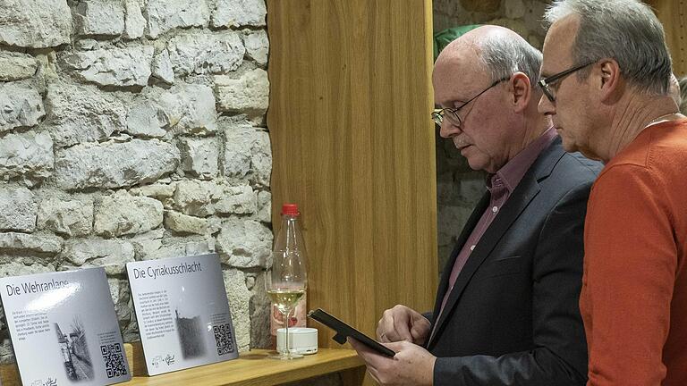 Bürgermeister Schenkel (links) und Besucher probieren die Codes und damit den Blick in die Geschichte Sulzfelds. Bürgermeister Schenkel (links) und Besucher probieren die Codes und damit den Blick in die Geschichte Sulzfelds. 