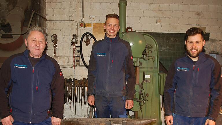 Über die Auszeichnung von Tim Röder als unterfränkischer Kammersieger im Beruf des Metallbauer (Fachrichtung Konstruktionstechnik) freuten sich seine beiden Ausbilder Roland (links) und Tobias Weisenseel. Über die Auszeichnung von Tim Röder als unterfränkischer Kammersieger im Beruf des Metallbauer (Fachrichtung Konstruktionstechnik) freuten sich seine beiden Ausbilder Roland (links) und Tobias Weisenseel.