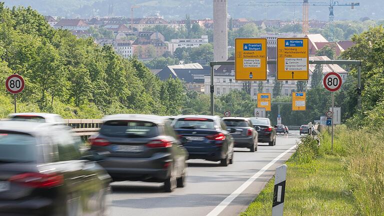 Der Pendlerverkehr nach Würzburg soll nach dem Konzeptpapier von CSU und Talavera-Bürgerinitiative mit neuen P&R-Möglichkeiten an der Peripherie abgefangen werden - im Bild die Einfahrt von der B19 aus Richtung Lengfeld am Greinbergknoten. Der Pendlerverkehr nach Würzburg soll nach dem Konzeptpapier von CSU und Talavera-Bürgerinitiative mit neuen P&R-Möglichkeiten an der Peripherie abgefangen werden - im Bild die Einfahrt von der B19 aus Richtung Lengfeld am Greinbergknoten.