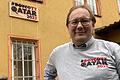 Mit einem Banner am Pfarrhaus ruft Pfarrer Thomas Eschenbacher zum Boykott der Fußball-WM in Katar auf.
