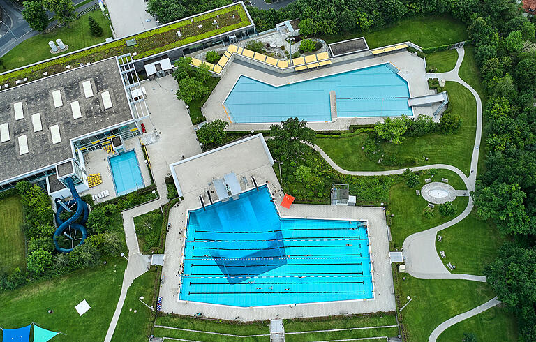 Das Silvana Sport- und Freizeitbad in Schweinfurt von oben. Das Silvana Sport- und Freizeitbad in Schweinfurt von oben. 