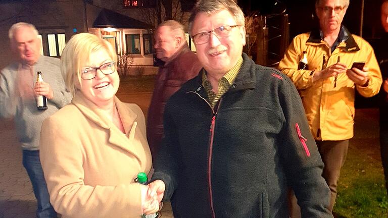Froh über das Ergebnis: Zweiter Bürgermeister Helmut Rittweger gab das Ergebnis bekannt und gratulierte Cornelia Dahinten.