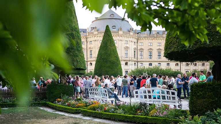 Im Schatten der Residenz soll 2022 - wie zuletzt auf unserem Archivbild von 2019 - wieder flaniert und geschöppelt werden dürfen. Im Schatten der Residenz soll 2022 - wie zuletzt auf unserem Archivbild von 2019 - wieder flaniert und geschöppelt werden dürfen.