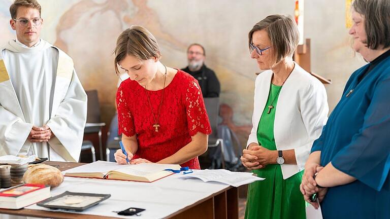 Schwester Maria Schmitt hat sich mit dem Ewigen Gelübde dauerhaft den Franziskanerinnen sf angeschlossen. Beim Unterzeichnen der Gelübdbeformel auf dem Altar sahen ihr (von links) Augustinerpater Marcel Holzheimer sowie die Schwestern Mirjam Schambeck und Elisabeth Wöhrle zu. Schwester Maria Schmitt hat sich mit dem Ewigen Gelübde dauerhaft den Franziskanerinnen sf angeschlossen. Beim Unterzeichnen der Gelübdbeformel auf dem Altar sahen ihr (von links) Augustinerpater Marcel Holzheimer sowie die Schwestern Mirjam Schambeck und Elisabeth Wöhrle zu.